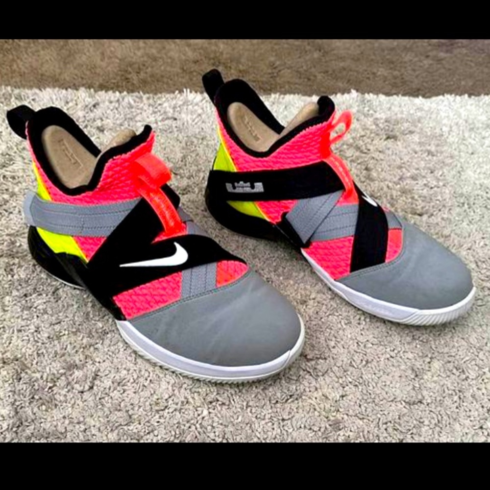 Lebrin Soldier 12 Basketball Shoes - Size 7Y